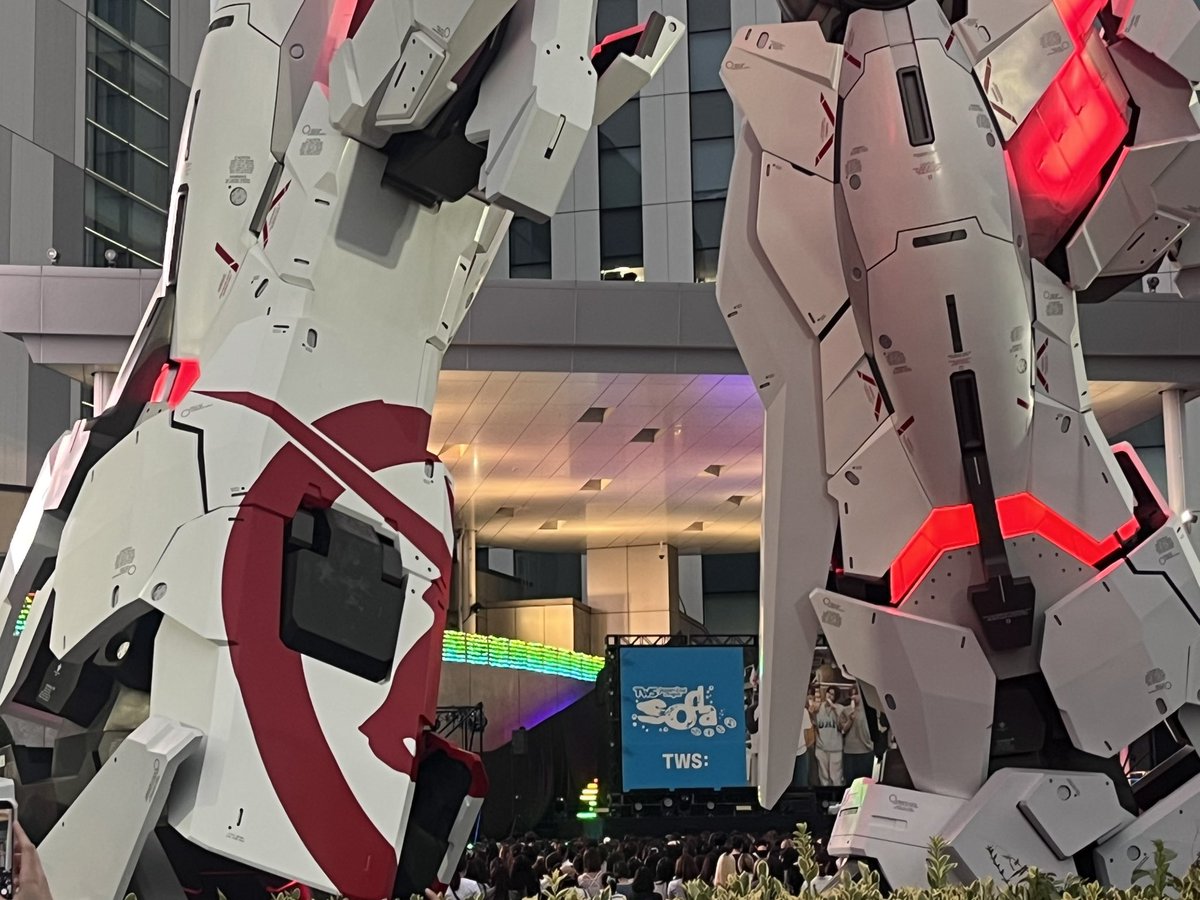 yaaw6u's tweet photo. ガンダムの足の間から推し活なんてもうニ度と無いと思う https://t.co/Mm5qYm0H2N