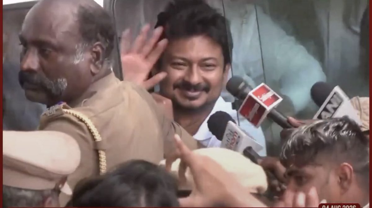 tis_Pops's tweet photo. தற்குறீஸ் : "400கி.மீ , 7 மணி நேரம் வண்டில AC இல்லாம.... கிகிகிகிகி"

~ டேய் தறிகுறி!! Peak வெயில்'ல, தமிழ்நாடு முழுக்க உதயநிதி தேர்தல் பிரச்சாரத்துக்கு போன தூரம் எவ்ளோ தெரியுமாடா?.😂 https://t.co/BTN9lh6uUU