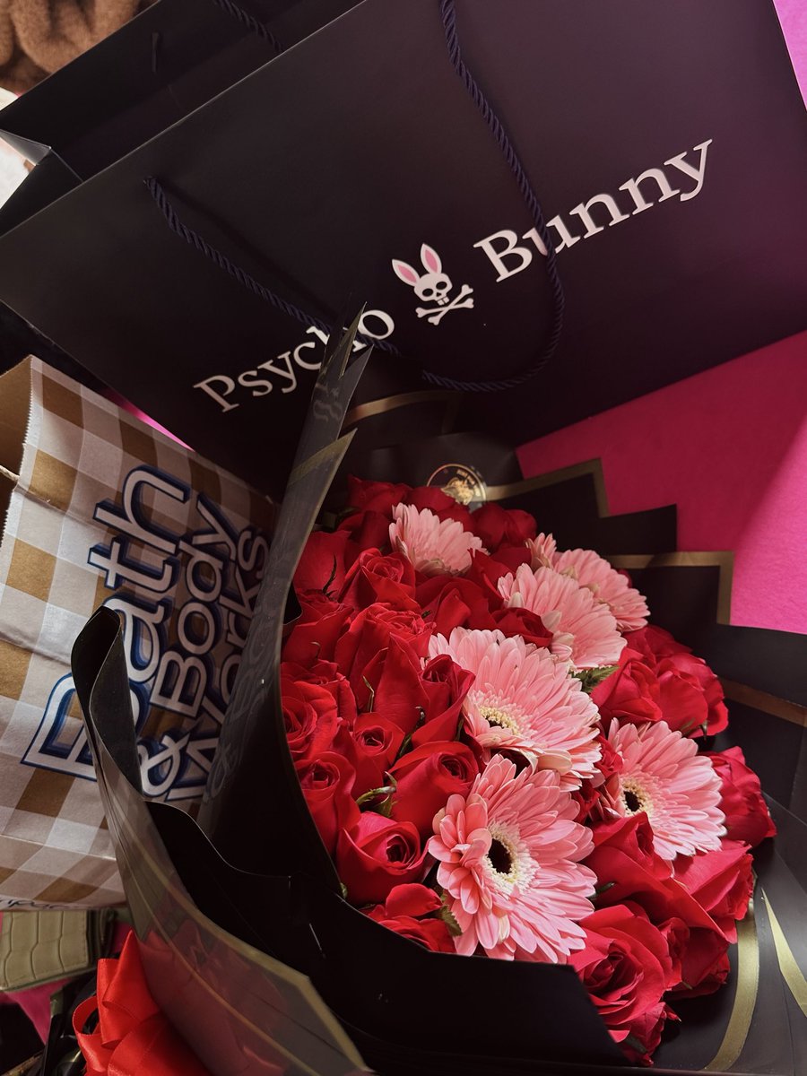 alisssgrv's tweet photo. Mi novio me compra absolutamente todo lo que me gusta, pero mi detalle favorito siempre serán las rosas rojas❤️ https://t.co/b6QcPzbm7Q