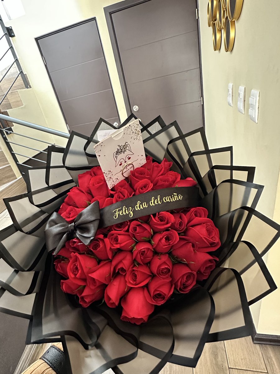 alisssgrv's tweet photo. Mi novio me compra absolutamente todo lo que me gusta, pero mi detalle favorito siempre serán las rosas rojas❤️ https://t.co/b6QcPzbm7Q