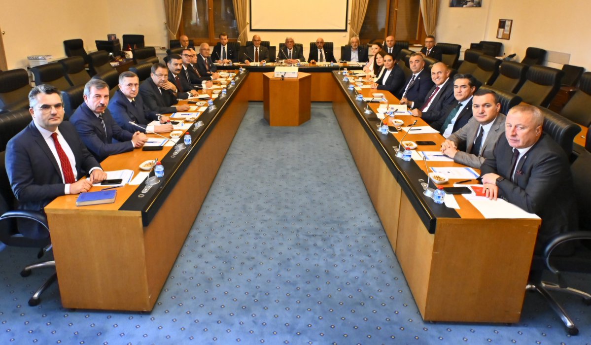 Murat_ide's tweet photo. İyi Parti Genel Başkanı @MDervisogluTR  Meclis grubunu olağanüstü topladı...

Yasa gelebilir-geçebilir...
Bitmedi...
Mücadele yeni başlıyor... https://t.co/Dm1kZn8pOz