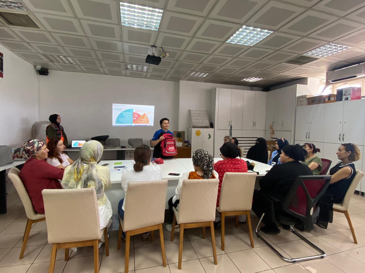AFAD_Bartin's tweet photo. Müdürlüğümüz eğitmenleri tarafından Bartın Valiliği Sosyal Yardımlaşma ve Dayanşma Vakfı'na bağlı Aile Destek Merkezi'nde (ADEM) faaliyet gösteren kurslarda kursiyer olarak eğitim gören vatandaşlara yönelik Afet Farkındalık Eğitimi ve Deprem Anı Uygulaması eğitimleri verilmiştir https://t.co/wxh0YzrECU
