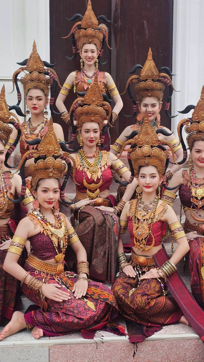 Klutarlnb's tweet photo. นางรำอัปสรางานแห่เทียนอุบลราชธานี69สวยงามมากๆ https://t.co/5xqndKYBxQ