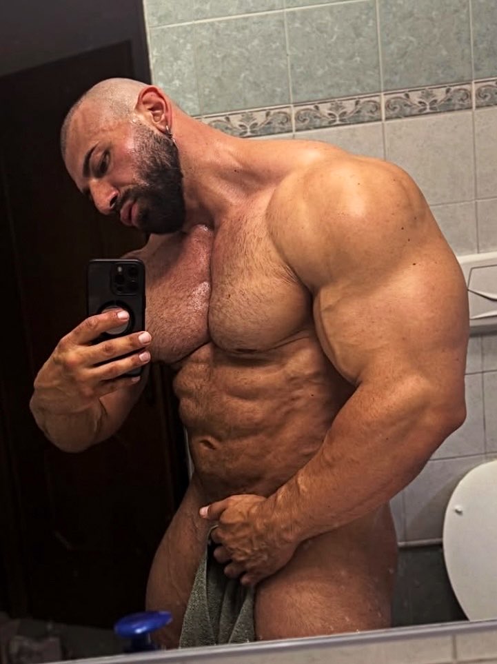 MuscleGodXander's tweet photo. Andrea Muzilla 🔥 #muscle #bodybuilding #bodybuilder #beefy #sexy https://t.co/BcBOtIbHct