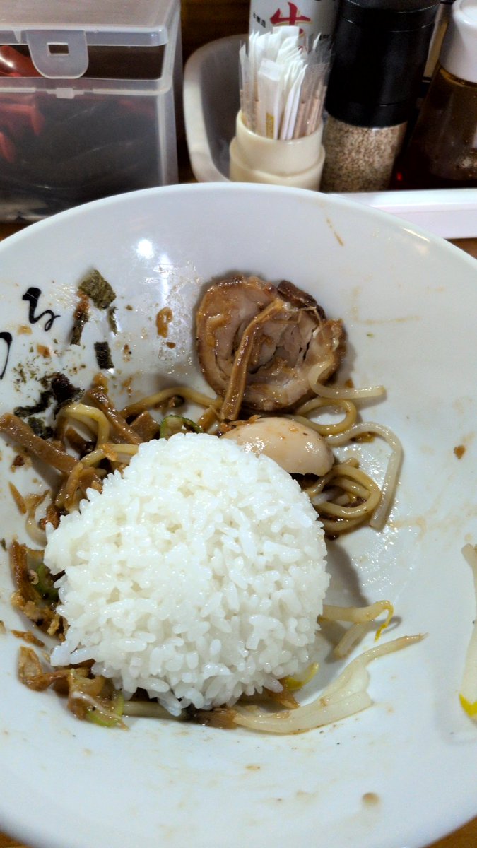 0008818a's tweet photo. 今日のラーメン（8月4日 門つる）
今年251杯目。
エビ油そばをいただきました。
小海老の旨味と油の甘味が効いたまろやかなタレ、モチモチの食感の太ストレート麺、シャキシャキの食感の茹でモヤシそしてやや薄めで柔らかなチャーシューが印象的です。 https://t.co/jn20sytc9r