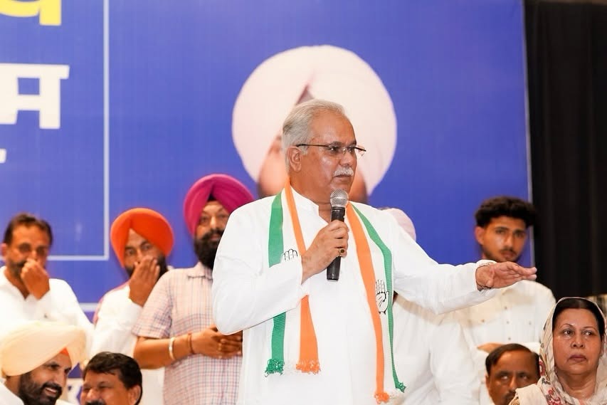 bhupeshbaghel's tweet photo. आज फाजिल्का, पंजाब में 'हर बूथ कांग्रेस मजबूत' अभियान के तहत हमारे ऊर्जावान कार्यकर्ताओं से संवाद किया।

इस दौरान कार्यकर्ताओं के साथ आगे की रणनीति और ज़मीनी मुद्दों पर विस्तार से चर्चा की।

#HarBoothCongressMazboot https://t.co/9FbkpvwqNd