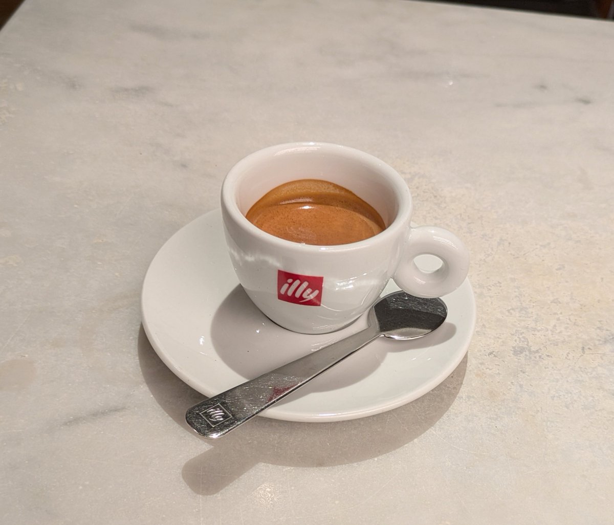 kochanoato1215's tweet photo. 「IL BAR」(有楽町イトシア店)トースト、ゆで卵、サラダ…正統派モーニングをイリーのコーヒーで(^^♪
イリーのコーヒー美味しい(⌒-⌒) エスプレッソもクレマが、しっかり立っている(⊙ˍ⊙)
#ILBAR
#illy https://t.co/DrW2DFnLJM