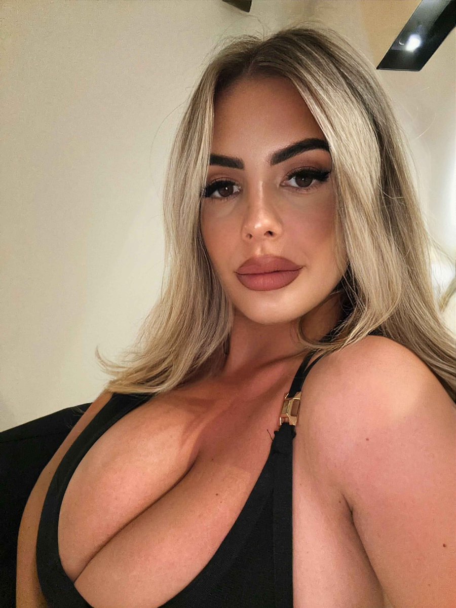 dbjsdhdjeidi's tweet photo. Anyone wanna jerk off to  this big  titty Italian babe named Lali957?! https://t.co/7cXpf7emV3