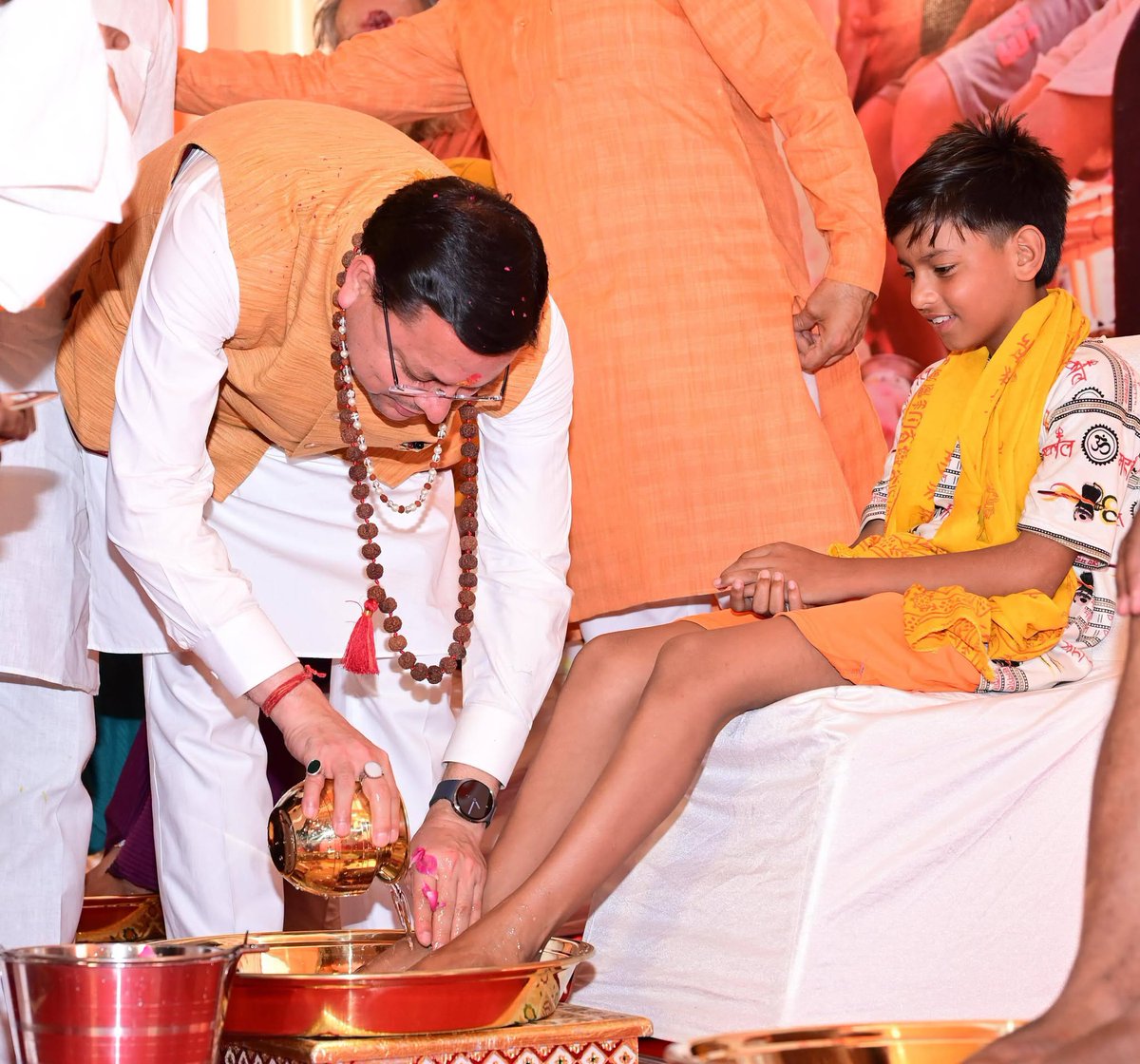 pushkardhami's tweet photo. हरिद्वार में कांवड़ स्वास्थ्य सेवा शिविर का शुभारंभ करने के साथ ही देवभूमि पधारे कांवड़ियों का स्वागत एवं अभिनंदन किया। इस अवसर पर शिवभक्तों के चरण धोने के साथ ही उनकी सेवा करने का भी सौभाग्य प्राप्त हुआ। इस दौरान कांवड़ मेले की स्वच्छता व्यवस्था में महत्वपूर्ण भूमिका निभा रहे पर्यावरण मित्रों को सम्मानित कर उनका उत्साहवर्धन किया।