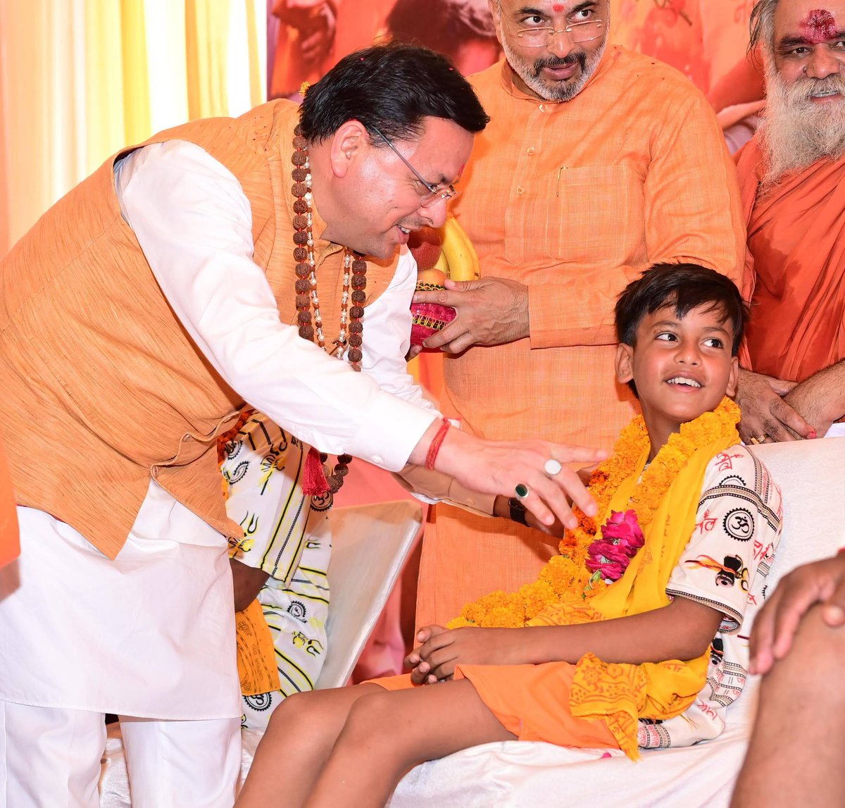 pushkardhami's tweet photo. हरिद्वार में कांवड़ स्वास्थ्य सेवा शिविर का शुभारंभ करने के साथ ही देवभूमि पधारे कांवड़ियों का स्वागत एवं अभिनंदन किया। इस अवसर पर शिवभक्तों के चरण धोने के साथ ही उनकी सेवा करने का भी सौभाग्य प्राप्त हुआ। इस दौरान कांवड़ मेले की स्वच्छता व्यवस्था में महत्वपूर्ण भूमिका निभा रहे पर्यावरण मित्रों को सम्मानित कर उनका उत्साहवर्धन किया।