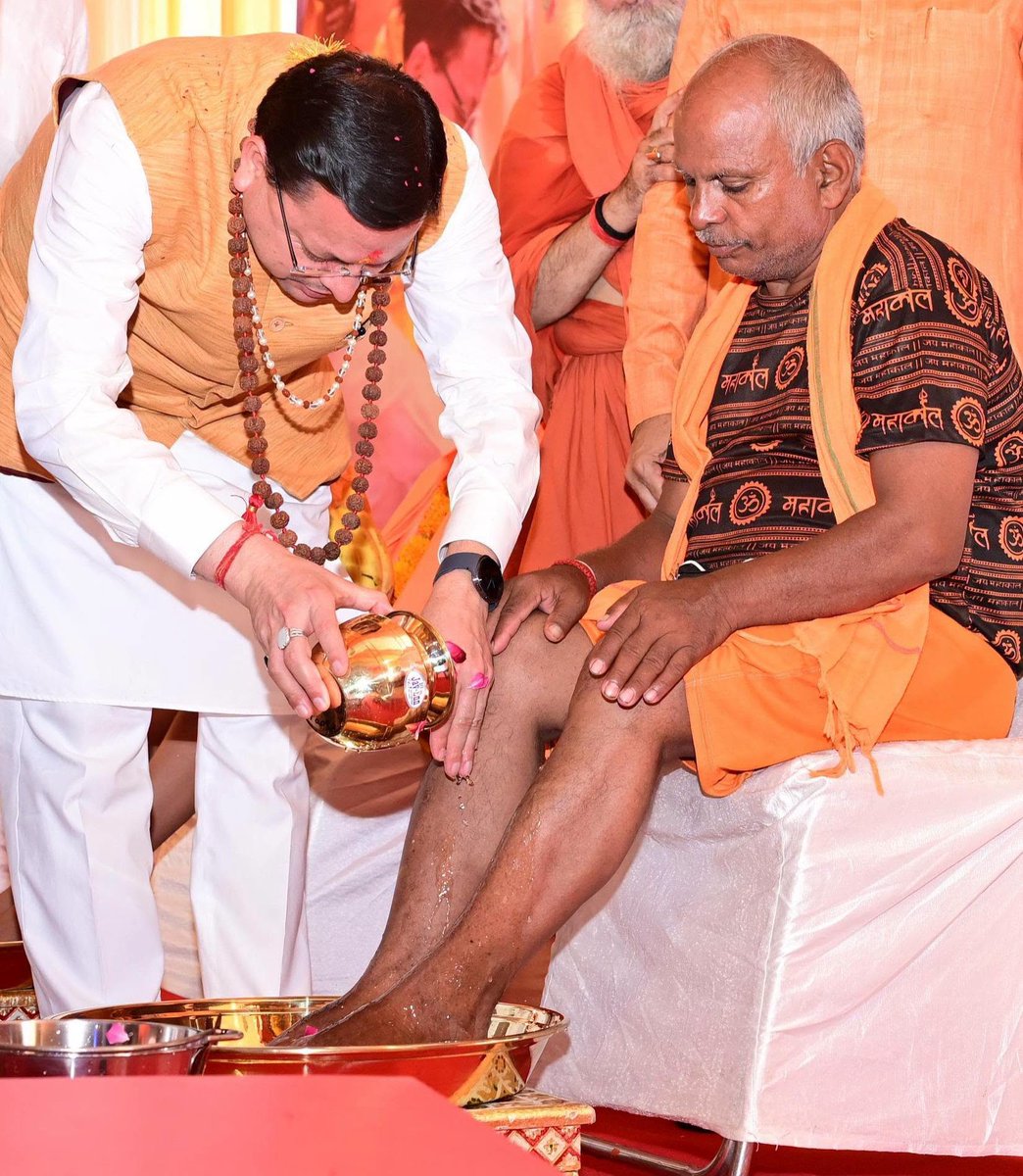 pushkardhami's tweet photo. हरिद्वार में कांवड़ स्वास्थ्य सेवा शिविर का शुभारंभ करने के साथ ही देवभूमि पधारे कांवड़ियों का स्वागत एवं अभिनंदन किया। इस अवसर पर शिवभक्तों के चरण धोने के साथ ही उनकी सेवा करने का भी सौभाग्य प्राप्त हुआ। इस दौरान कांवड़ मेले की स्वच्छता व्यवस्था में महत्वपूर्ण भूमिका निभा रहे पर्यावरण मित्रों को सम्मानित कर उनका उत्साहवर्धन किया।