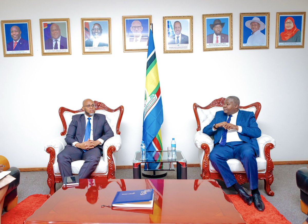 jumuiya's tweet photo. ☘️Private sector development remains at the heart of EAC's integration agenda.

🔹The EAC Secretary General Amb. Stephen Mbundi held a meeting with the Executive Director of the East African Business Council @EABCjumuiya  Mr Ahmed Farah, to discuss closer collaboration in advancing regional trade, investment and private sector participation.

🔹The discussions focused on addressing Non-Tariff Barriers (NTBs), strengthening EABC's advocacy role, promoting East Africa as a preferred investment destination and enhancing private sector participation in EAC policy and technical processes.

Both parties reaffirmed their commitment to ensuring the private sector is a key driver of regional integration, competitiveness and sustainable economic growth.