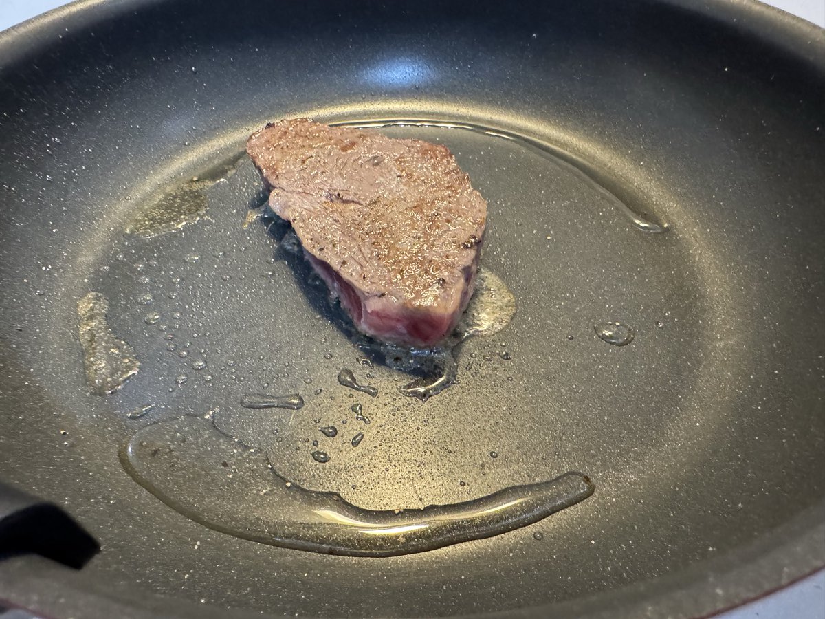 2Q1tu's tweet photo. 床屋さんに行ってきました。
画像はメッチャ久しぶりに、昨晩食べた牛肉の塊です。 https://t.co/RfNf19kYkZ