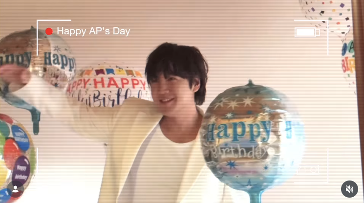 Kkorepo's tweet photo. #チャン・グンソク、色とりどりの風船に囲まれた嬉しいバースデー（動画あり） 
#チャングンソク  
🔗https://t.co/hkFTDlUgbt https://t.co/6jSNbUXvxW
