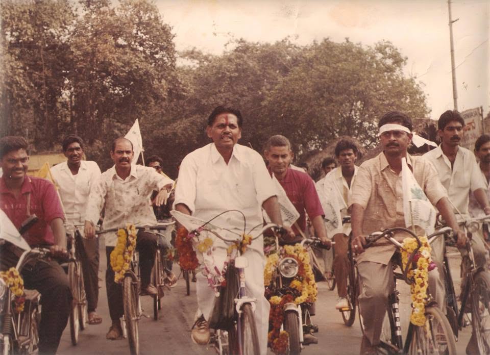 JaganannaCNCTS's tweet photo. #VennupotuBabu

తాను చేయని పని చేసినట్టుగా సెల్ఫ్ డ‌బ్బా కొట్టుకుంటూ తిరగటం @ncbn కు వెన్నతో పెట్టిన విద్య అనేగా మీరు మాట్లడేది ...

టీడీపీ తరఫున కడియం శాసనసభ నియోజకవర్గం నుంచి 1994లో గెలిచిన వడ్డి వీరభద్రరావు, 1996లో రాజమండ్రి నుంచి గోదావరి నీటి బిందెతో ఢిల్లీకి సైకిల్ యాత్ర చేసి, అప్పటి ప్రధాని దేవెగౌడకు పోలవరం ప్రాజెక్టుపై వినతిపత్రం అందజేశారు.

చంద్రబాబుకు ఎంత చెప్పినా పోలవరం ప్రాజెక్టు అవసరాన్ని గుర్తించకపోవడంతో, 2004లో వైఎస్ రాజశేఖర రెడ్డితోనే పోలవరం సాధ్యమని, చంద్రబాబు చూపిన నిర్లక్ష్యాన్ని ఎత్తిచూపుతూ రోడ్డుపై బ్యానర్ కట్టి మరీ గుండు చేయించుకున్నారు. 1995–2004 మధ్య పూర్తి నిర్లక్ష్యానికి గురైన పోలవరం, వైఎస్సార్ హయాంలోనే పట్టాలెక్కిందని తెలియనివారు ఎవరున్నారు?

పోలవరంపై మాట్లాడే హక్కు టీడీపీకి అసలు ఎక్కడ ఉంది? ఆ ప్రాజెక్టులో ప్రధాని నరేంద్ర మోదీ చెప్పినట్టుగా కమిషన్లు దండుకోవడం మాత్రమే టీడీపీ చేసే పని.

#YSRCP #JagnannaConnects