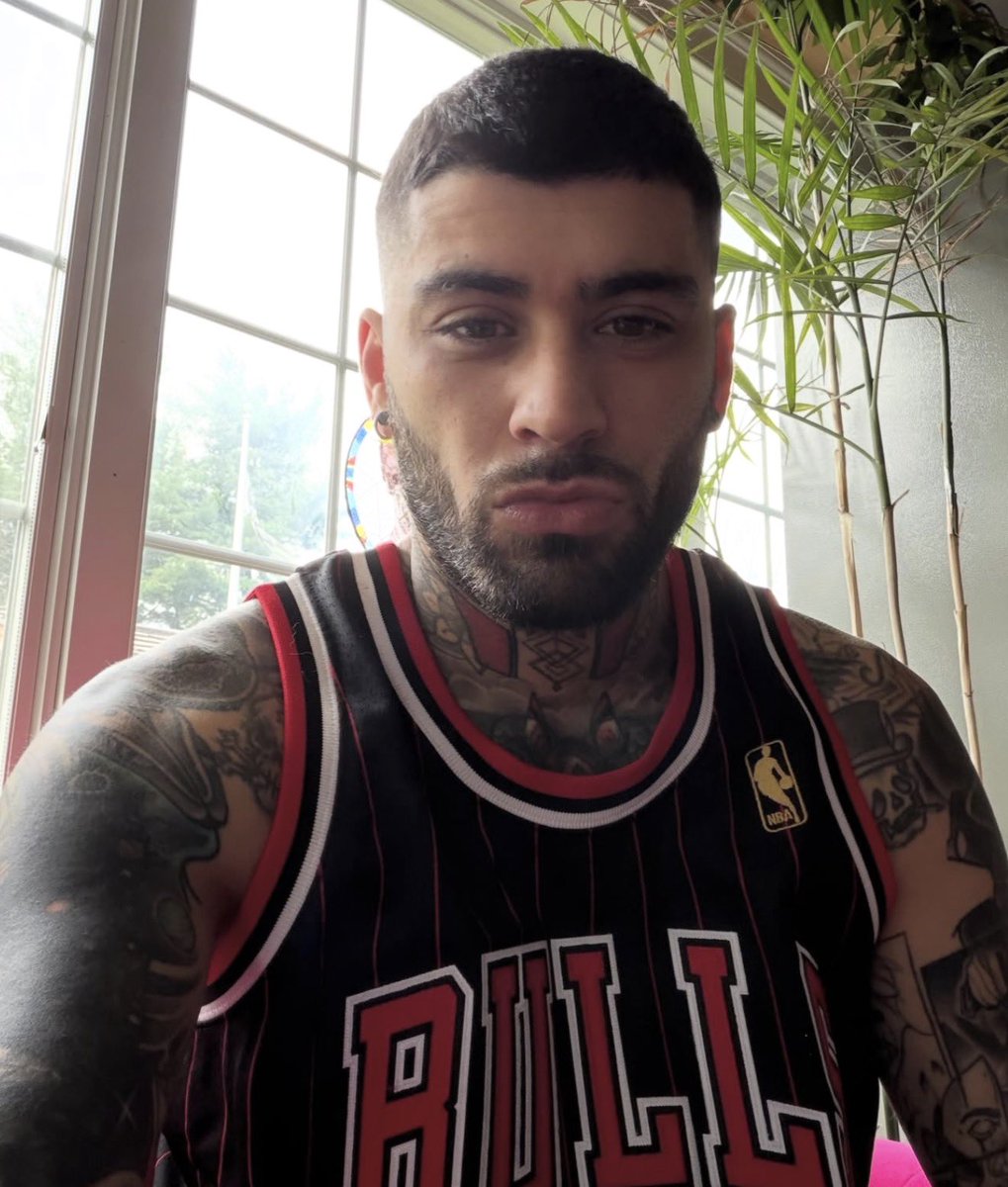 PopTingz's tweet photo. Zayn looks handsome in new photo. https://t.co/B93xBLHQG7
