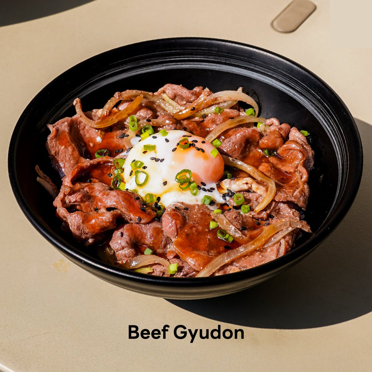 casa_lapin's tweet photo. Beef Gyudon เนื้อสไลซ์นุ่มเคลือบซอสญี่ปุ่นรสกลมกล่อม เสิร์ฟพร้อมไข่ออนเซ็นเยิ้ม ๆ คลุกกับข้าวร้อน ๆ อร่อยลงตัวทุกคำ https://t.co/RRMcoR56fc