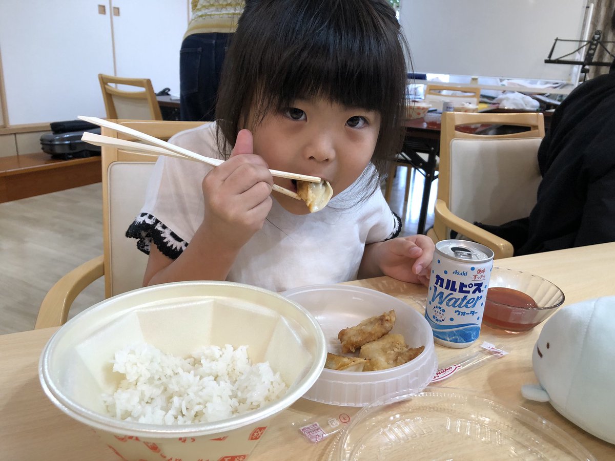 sekonoie's tweet photo. 8/4みんなの食堂は、夏休み特別企画サマーコンサート🎹🎶
キャラバンよつ葉のプロの演奏を間近で聞き、一緒に鈴やタンバリンを鳴らすお楽しみの時間もありましたよ🎵
餃子の王将様より子ども弁当もいただきました🍱おいしかったです😃
食後は縁日も開催❤️
笑顔がいっぱいの時間になりました⏰⭐️ https://t.co/yskWPuNU7S