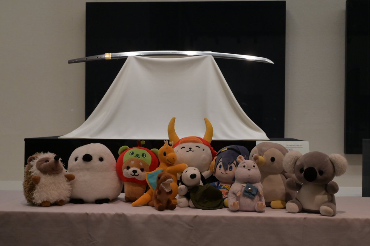 hikone_museum's tweet photo. 続いてみんなで「刀　無銘　伝長船倫光(おさふねともみつ)」を鑑賞👀

「これは刃が上向きなので刀だ❗！」という声が聞こえてきました😊

大正解⭕️

井伊直政、直孝、そして3代目のお殿様、直澄(なおすみ)へと受け継がれた名刀にみんな釘付けでした✨️

#ぬいぐるみお泊り会withひこにゃん https://t.co/jGfv6qLGhn