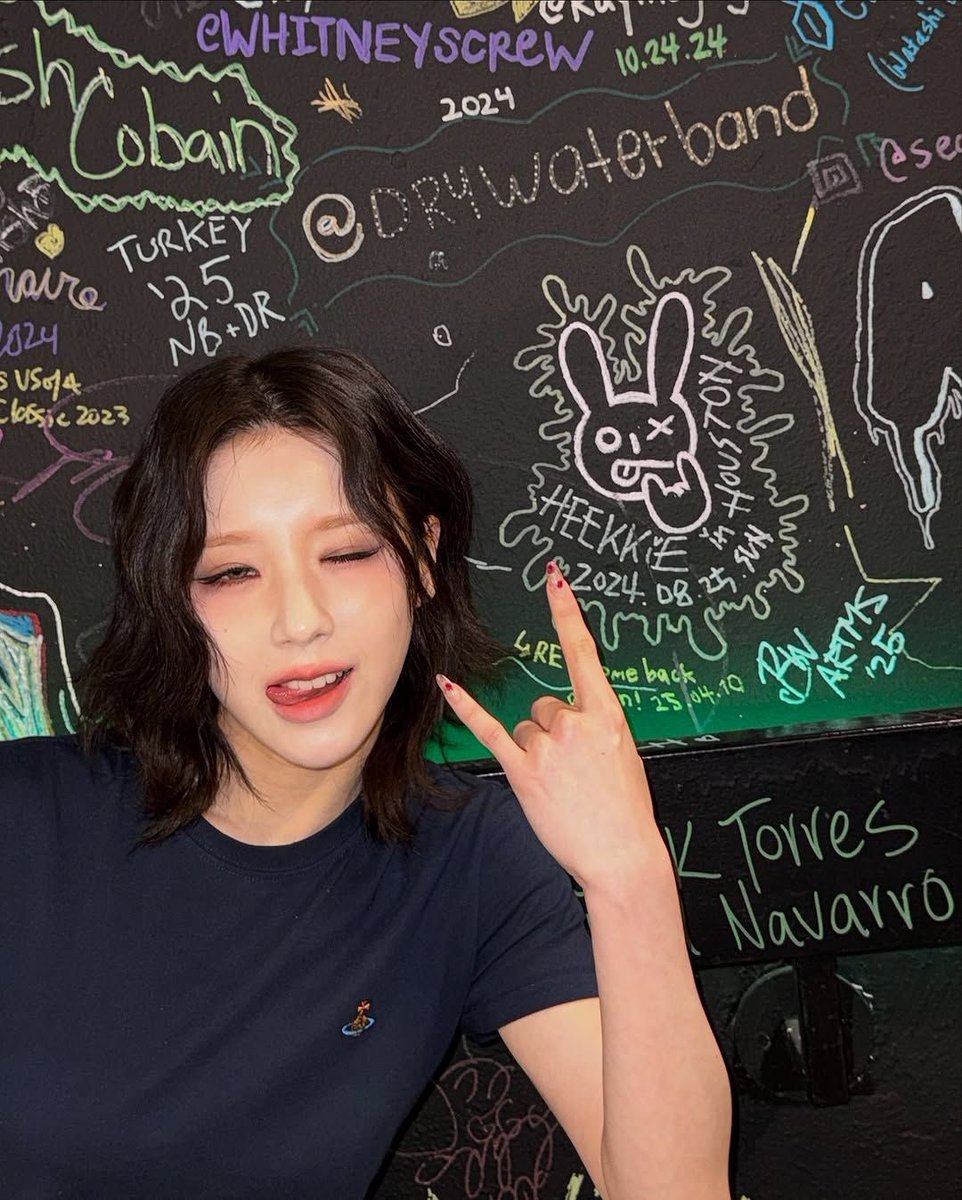 heejinvior's tweet photo. forever obsessed with heejins art <3 https://t.co/C4FYJzcmqO