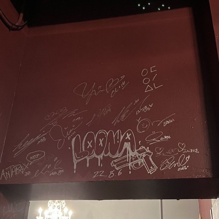 heejinvior's tweet photo. forever obsessed with heejins art <3 https://t.co/C4FYJzcmqO