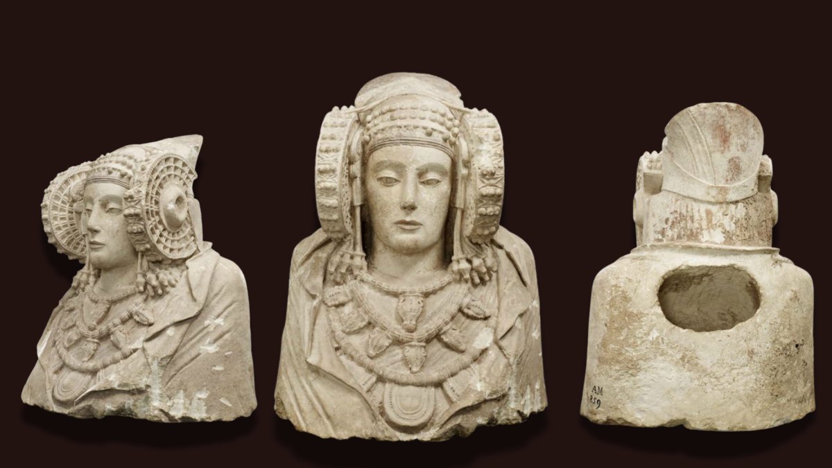 visitelche's tweet photo. ✨ Hace 129 años, el 4 de agosto de 1897, la historia cambió con el hallazgo de la Dama de Elche en La Alcudia. ❤️ Un icono de la arqueología que ha conquistado grandes museos como el Louvre, el Prado, el Arqueológico Nacional, y el MAHE. 🏛️✨
🌐https://t.co/05Ni3QAQq8 https://t.co/QSfAyJNOVV