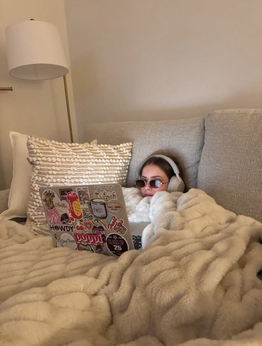 _GirlSay's tweet photo. me after telling everyone i'm busy https://t.co/WbtUh8ykaY