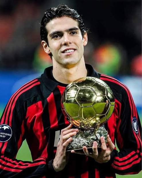 cristianocomtr's tweet photo. 🇧🇷 Kaka GOAT Tartışması Hakkında:

🗣️"Dünya Kupası'nı kazanmak hiçbir şeyi değiştirmez. Her şeyi kazandım ve tarihin en iyisi değilim. Lionel Messi bir dahi ama tarihin en iyisi ve en eksiksizi Cristiano Ronaldo." https://t.co/T0DuhZb4MM