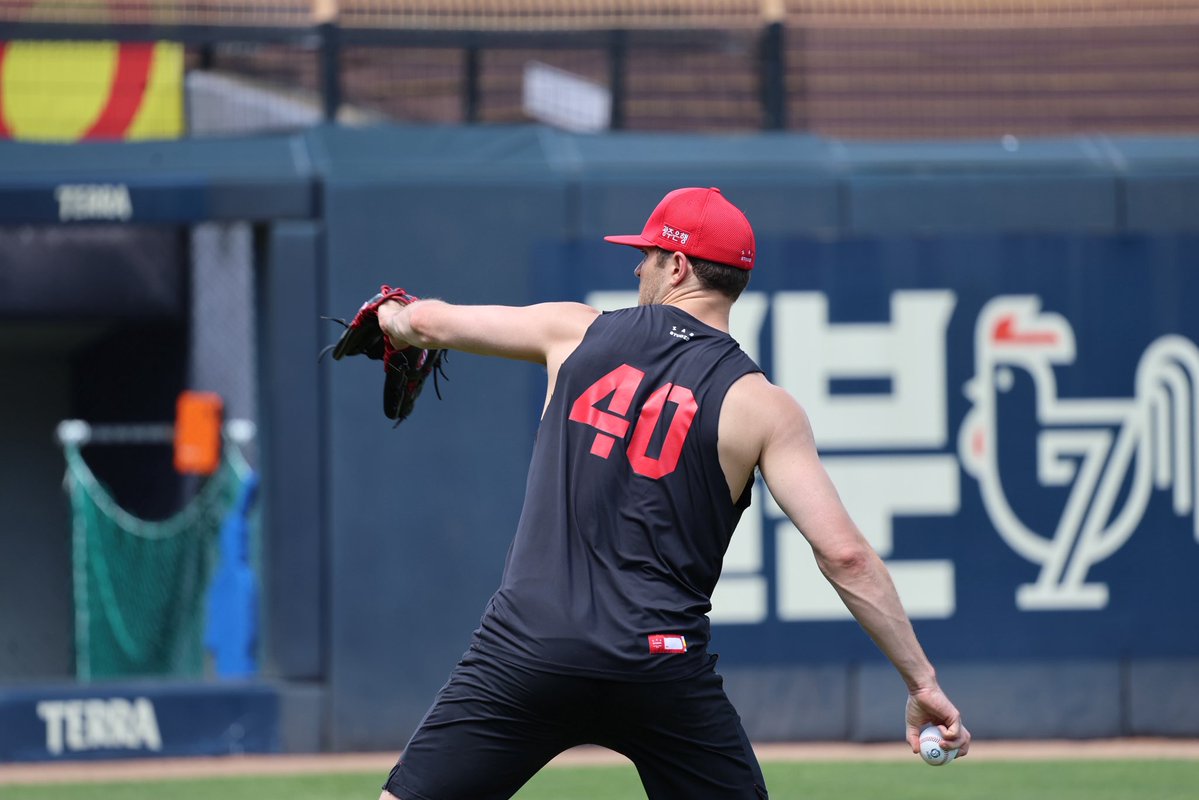Kiatigers's tweet photo. 무더운 날씨이지만 캐치볼도 진행했습니다...🔥 https://t.co/V9Wm1fDyJd