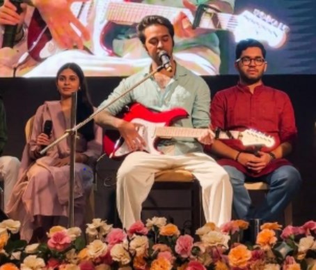 NewsStar69313's tweet photo. Love And Devotion Resonate Through Nirvaan Birla’s Soulful Melodies.
#Love #Devotion #Resonate #Through #Nirvaan #Birla’s #Soulful #Melodies #Mumbai #Maharashtra
https://t.co/AjRqkwmE85 https://t.co/jJ9PibuD1s