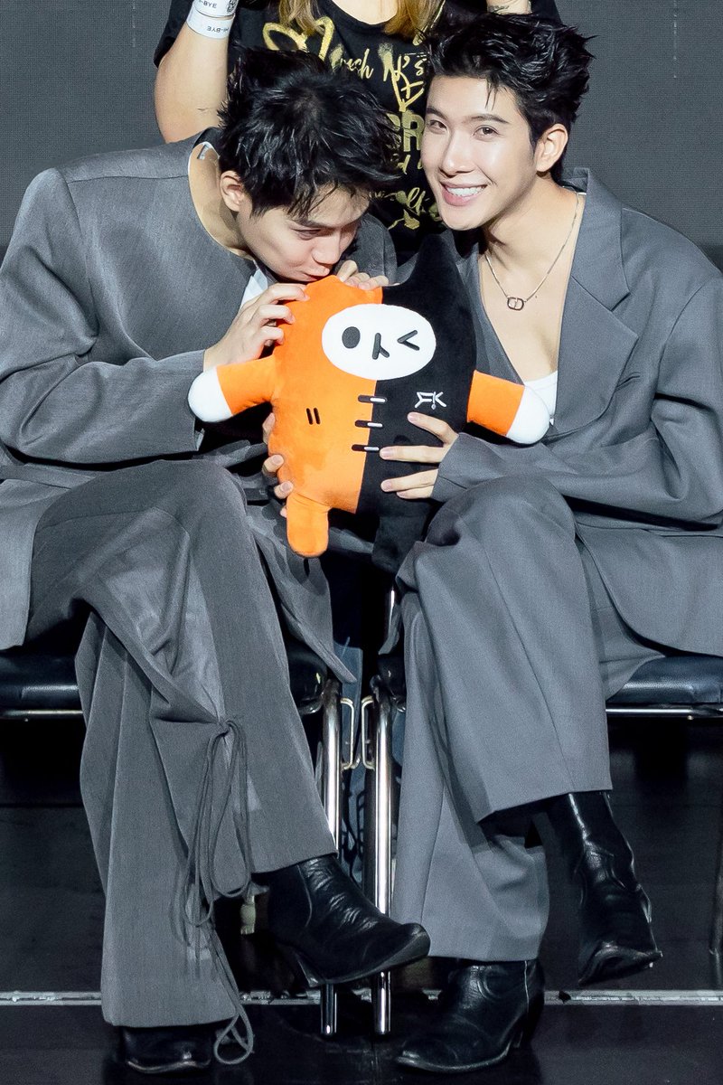 NjkTung's tweet photo. 👧：“Bite Mumu's ear”～
🐈‍⬛：Stuff the Mumu's ear inside‌……
Fine，Let's be cute together na！
I'll keep this one-ear-Mumu forever～

#FFFPartyConcert2026
#Firstkhaotung https://t.co/bhD2OP9clZ