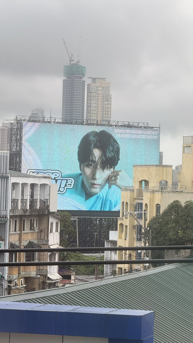 everyoungwon's tweet photo. OMG MERON DIN DITO SA KABILANG SIDE!!! EDSA GUADA RIN BUT SOUTHBOUND AAAAAAAAAAA (lagpas ng tulay pa-ayala, yung sa kita sa tulay i believe is northbound)

thank u spotify!! GANDA NA NG VIEW KO SA APT bcos literal na view ko 'to from my window 😭🥰 https://t.co/dHkcdmqI2A
