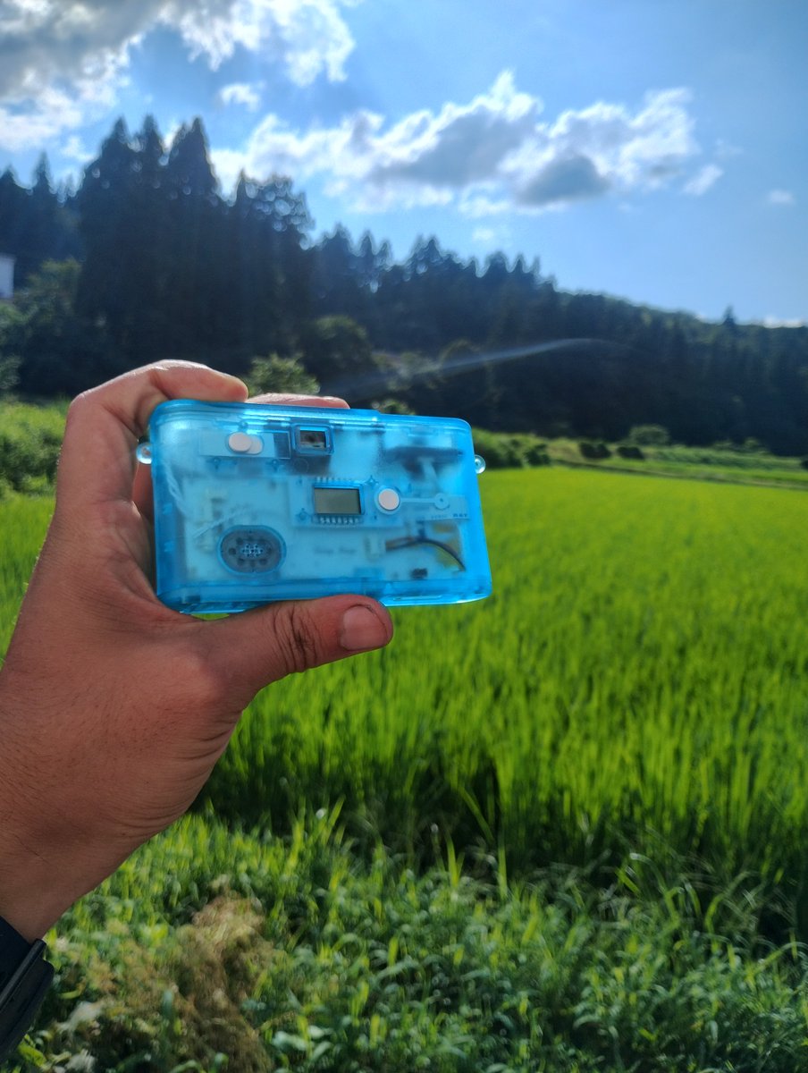 aby_handmade's tweet photo. 米国からやっっっと届いた

薄くて小さくて半透明で青で見るからにチープなボディで半透明で青だからめっちゃかわいい！！
俺の手が今かわいくないから余計にかわいい！ https://t.co/Te51XOizxV