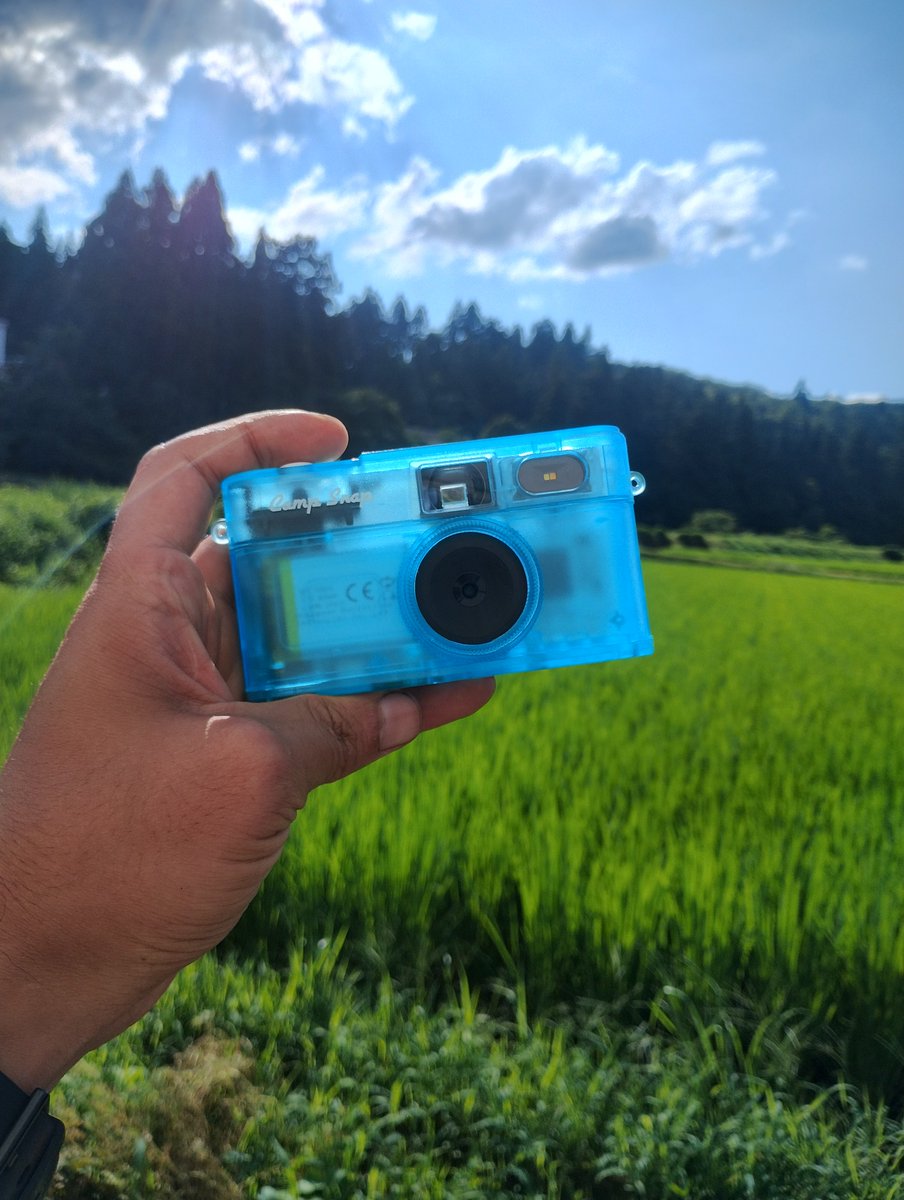 aby_handmade's tweet photo. 米国からやっっっと届いた

薄くて小さくて半透明で青で見るからにチープなボディで半透明で青だからめっちゃかわいい！！
俺の手が今かわいくないから余計にかわいい！ https://t.co/Te51XOizxV