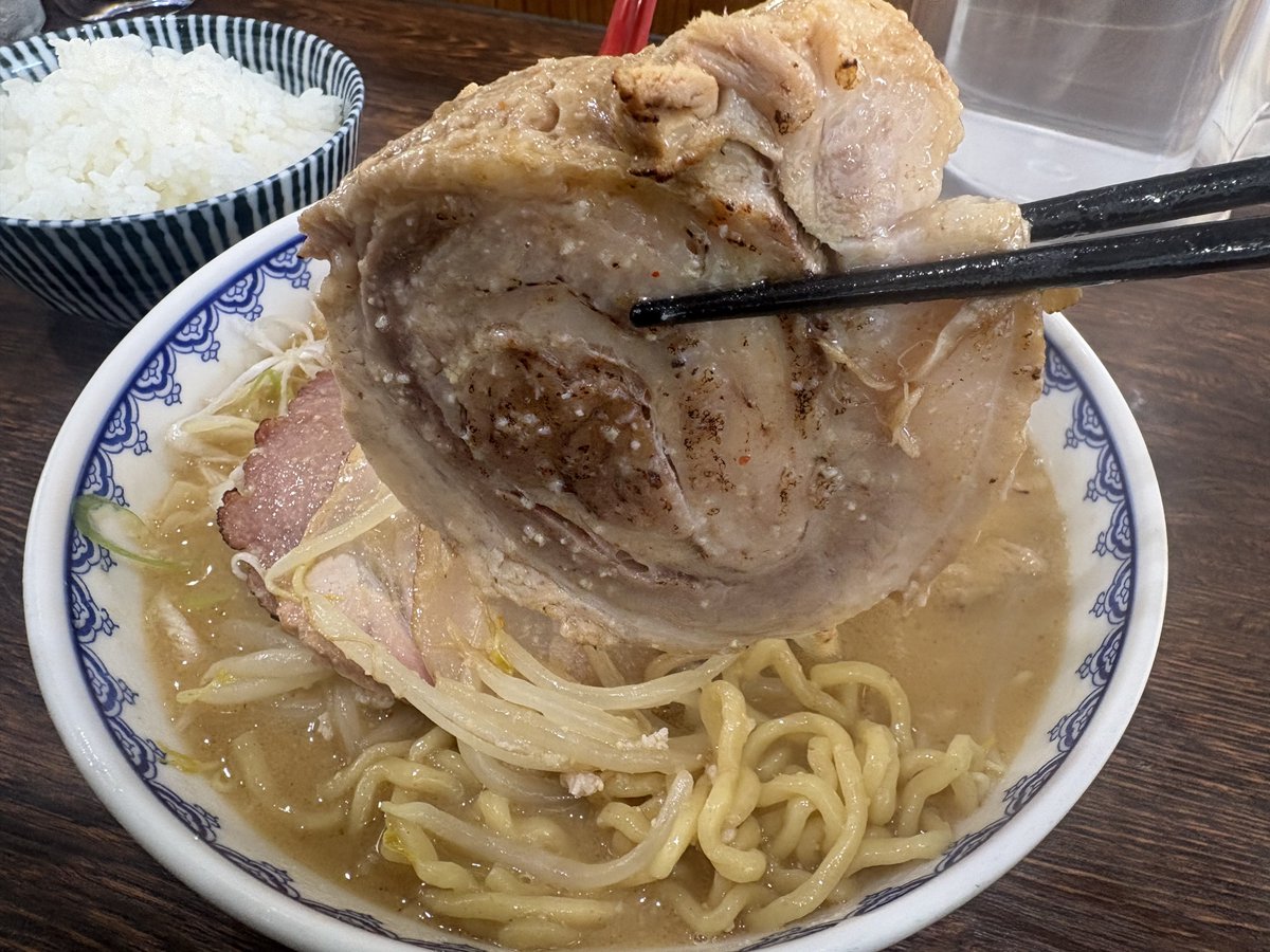 k669583029's tweet photo. 横浜市泉区　雪ぐに
初訪問✨✨やっと来れたー🏆

味噌ラーメン＋チャーシュー全種
うんめえ😭並んだ苦労なんて忘れる美味さ👏
次は冷たいのもチャレンジしたいな😊
ごちそうさまでした❗️ https://t.co/VDB7YDrT98