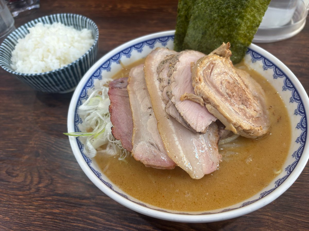 k669583029's tweet photo. 横浜市泉区　雪ぐに
初訪問✨✨やっと来れたー🏆

味噌ラーメン＋チャーシュー全種
うんめえ😭並んだ苦労なんて忘れる美味さ👏
次は冷たいのもチャレンジしたいな😊
ごちそうさまでした❗️ https://t.co/VDB7YDrT98