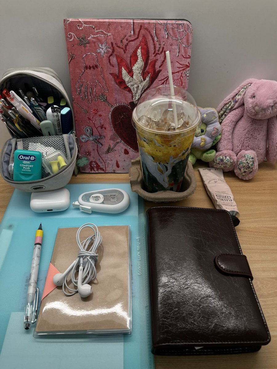 Swbebebixxx's tweet photo. 学(≧▽≦)
瑞幸能不能出一个不要联名杯子的选项～ https://t.co/9MfRHtt7os