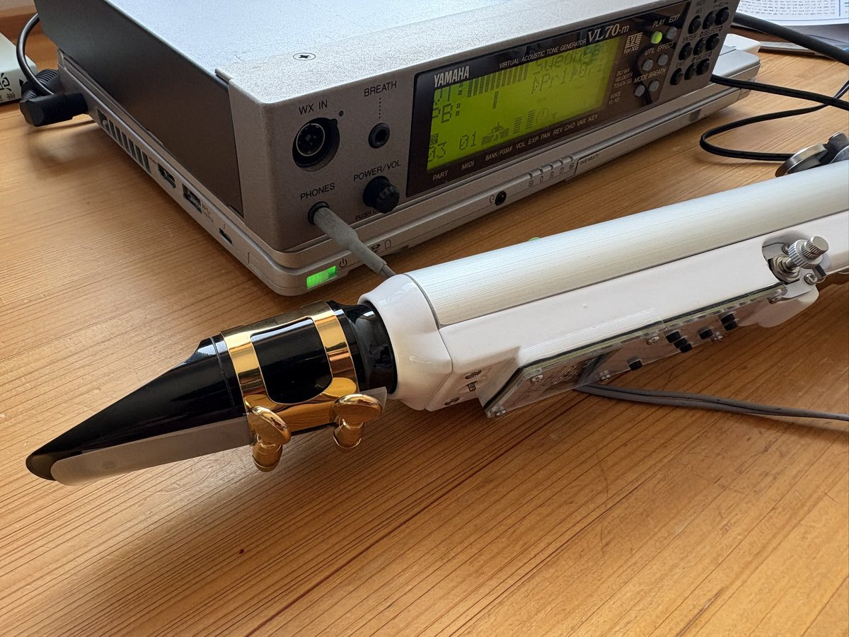 7habits34's tweet photo. 試しにYAMAHAのVL70-mにMWiCを繋いで見た。音は出たが、そのまま音が出るだけで音楽にならず(笑)。基本的な設定がわからないのでとりあえずこれは終わり。
#MWiC
#VL70-m https://t.co/0jFpRkvCY1