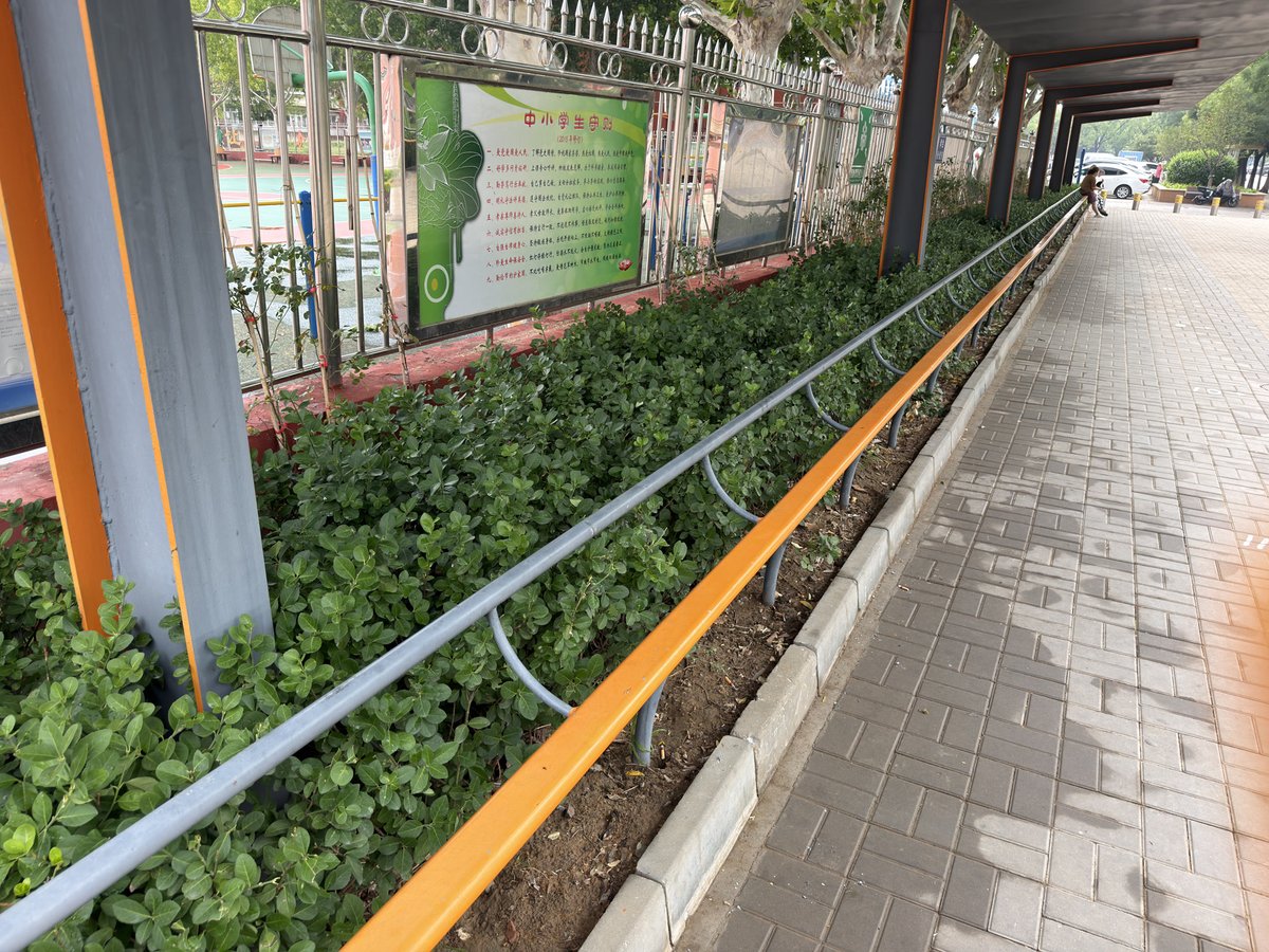 DailyBeijing's tweet photo. 北京一小学校门口“一根杆长椅”走红
A "single-bench rail" outside a primary school in #Beijing goes viral. It serves as seating for waiting parents, a safety barrier at the school gate, and a rest stop for passersby.
#BeijingNews #SmartDesign #UrbanLife #CommunityDesign https://t.co/OxDtgeRuQS