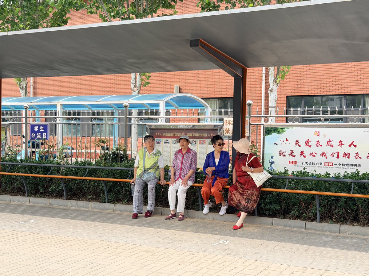 DailyBeijing's tweet photo. 北京一小学校门口“一根杆长椅”走红
A "single-bench rail" outside a primary school in #Beijing goes viral. It serves as seating for waiting parents, a safety barrier at the school gate, and a rest stop for passersby.
#BeijingNews #SmartDesign #UrbanLife #CommunityDesign https://t.co/OxDtgeRuQS