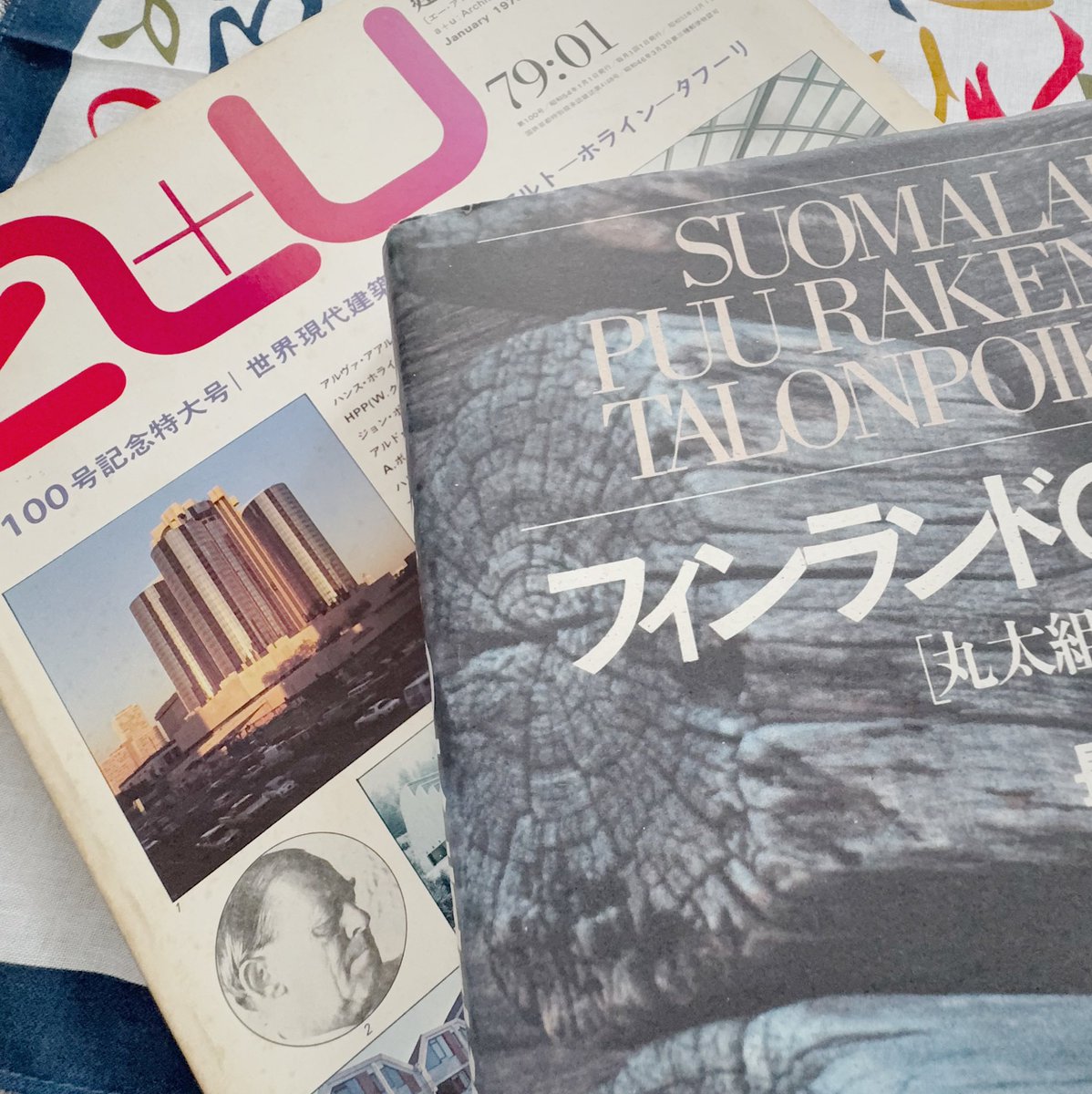 simple_line's tweet photo. 小学生の頃から通っていた古本屋は今も変わらずそこにあった。いや変わらないどころか棚の選書はいっそう尖ってるし、あの頃は見かけなかった玩具や雑貨まで隙間はもうないかと所狭しと並んでいる。駅前は再開発され見通しの良い綺麗な街になってしまったが、商店街はこのままどうか残って欲しい。 https://t.co/e2R6S2cyIW