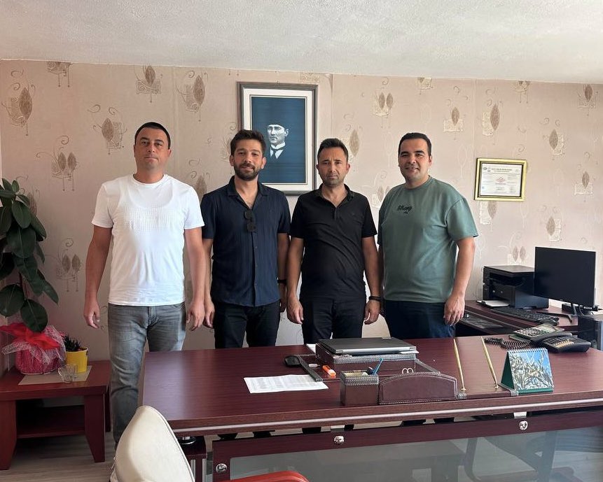 VetHekimSen's tweet photo. 📍Mersin

Mersin İl Temsilcimiz Semih Doğan, yardımcısı Ömer Ünal ve üyelerimiz tarafından Aydıncık İlçe Tarım ve Orman Müdürlüğü ziyaret edildi.

İlçe Müdürü Sayın  Korhan Meteris ve  meslektaşlarımızla bir araya gelindi. Mesleki sorunlarımız konuşulup, yaptığımız çalışmalar hakkında bilgi paylaşıldı.

İlçe müdürümüze ve 
meslektaşımıza misafirperverlikleri ve samimi sohbetleri için teşekkür ederiz.

#VeterinerHekimSendeyiz