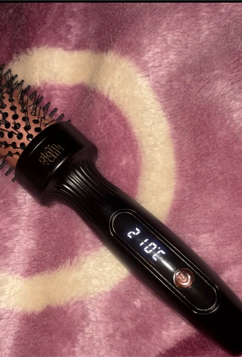 Micheullie's tweet photo. WTS want to sell glamcurl sigma thermal brush no infrared 100% good condition

249k ONLY! after voucher shopee

✅ with box
🌡️ 100–210°C
🍊shopee
📍jakarta selatan https://t.co/NdDuxTd296
