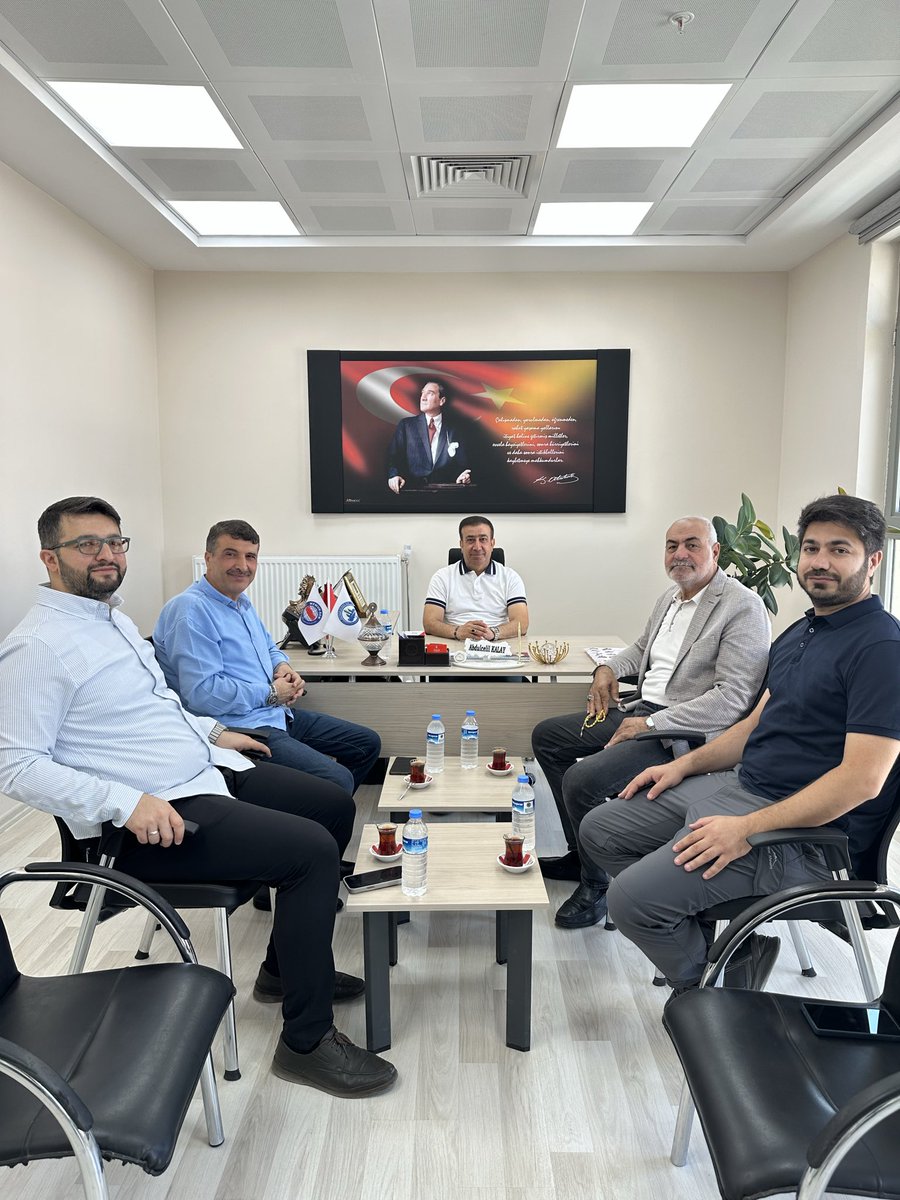 KalayAbdulcelil's tweet photo. Kanaat Önderleri Heci Eyyüp GÖKÇEN, Seydo ÇILGIN, Ak Parti Mardin İl Gençlik Kolları Başkanı Süheyl UÇAR ve İHH İnsani Yardım Vakfı Başkanı Hamdullah AŞAR’a sendikamıza ziyaretlerinden dolayı teşekkür ederiz. https://t.co/Ja8INuTXmL