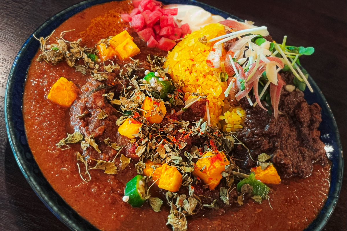 K_Meshikui's tweet photo. Spice and Friendsでランチとします。
ポークキーマカレーとチキンカレーのあいがけをいただきました。深いコクとスパイスの鼻に抜ける香りが魅力です。
#日常垢 #日常垢さんと繋がりたい #グルメ #グルメ垢 #グルメ好きな人と繋がりたい https://t.co/1TgIRgF96R