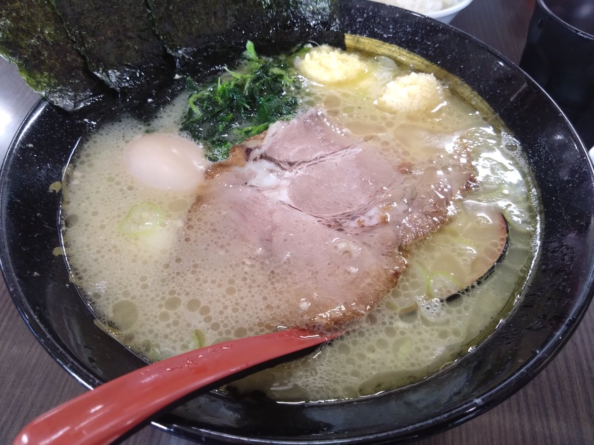 kojitakada's tweet photo. いつものルーティンで、朝にX（旧Twitter）にて営業確認をしたところ、営業予定の確認しましたが、家族が誰も付き合ってくれそうもなかったので独りで行ってきました。(^_^;)

横浜家系ラーメン 源絆家 厚木本店の塩豚骨🍜を！(^o^)丿

控えめに言って最高。

#すべてはこどもたちのために
#住みたい街
#住み続けたい街
#住んで良かった街
#niceatsugi