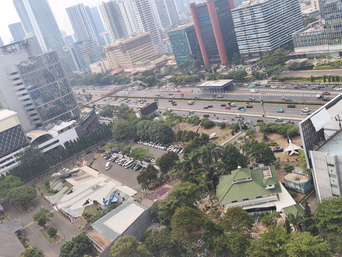 vctrkmng's tweet photo. Uda ada 2 jet tempur, 1 heli dan 1 kapal siaga di tengah kota https://t.co/xsq3HDPrk2
