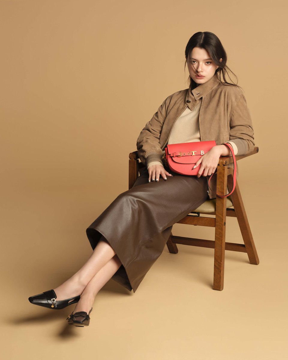 allarea_ent's tweet photo. TOD’S แต่งตั้ง รีเบคก้า แพทรีเซีย อาร์มสตรอง เป็น BRAND AMBASSADOR

#Tods #TodsxBecky #beckysangels

TOD’S แบรนด์ลักชัวรีสัญชาติอิตาลี มีความยินดีที่จะประกาศแต่งตั้ง รีเบคก้า แพทรีเซีย อาร์มสตรอง ในฐานะ Brand Ambassador คนล่าสุด

รีเบคก้า แพทรีเซีย อาร์มสตรอง นักแสดง นักร้อง และนางแบบลูกครึ่งไทย - อังกฤษ ซึ่งเป็นที่รู้จักในนาม เบ็คกี้ อาร์มสตรอง ได้สร้างชื่อเสียงอย่างโดดเด่นในระดับนานาชาติ ทั้งในวงการบันเทิงและอุตสาหกรรมแฟชั่น ด้วยสไตล์ที่ทันสมัย ความมั่นใจ และเอกลักษณ์เฉพาะตัว เบ็คกี้จึงเป็นตัวแทนของคนรุ่นใหม่ที่เปี่ยมด้วยความสามารถ และได้รับการยอมรับอย่างกว้างขวางทั้งในเอเชียและระดับโลก

Tod’s ยึดมั่นในรากฐานแห่งงานฝีมืออิตาลี คุณภาพอันเป็นเลิศ และความสง่างามเหนือกาลเวลาในฐานะตัวแทนของไลฟ์สไตล์อย่างแท้จริง ผ่านความร่วมมือครั้งใหม่นี้ Tod's ตอกย้ำวิสัยทัศน์อันร่วมสมัยและมรดกอันเป็นเอกลักษณ์ของแบรนด์ไปพร้อมกับเบ็คกี้ อาร์มสตรอง ผู้ซึ่งมีความสามารถอันหลากหลาย ความสง่างามอย่างเป็นธรรมชาติ และสไตล์อันประณีต ซึ่งสะท้อนคุณค่าของ Tod’s ได้อย่างสมบูรณ์แบบ

เบ็คกี้จะปรากฏตัวอย่างเป็นทางการครั้งแรกในฐานะ Brand Ambassador ของ Tod’s ณ Milan Fashion Week ที่จะจัดขึ้นในวันที่ 25 กันยายน ค.ศ. 2026 การแต่งตั้งครั้งนี้ถือเป็นจุดเริ่มต้นของความร่วมมือครั้งสำคัญ ซึ่งผสานพลังอันโดดเด่นและมีชีวิตชีวาของเบ็คกี้ควบคู่ไปกับไลฟ์สไตล์แบบอิตาลีอันเป็นเอกลักษณ์และความสง่างามร่วมสมัยของ Tod's 
เบ็คกี้ได้เผยความรู้สึกของเธอในครั้งนี้ว่า “ขอบคุณสำหรับโอกาสสุดพิเศษนี้ รู้สึกมีความสุขอย่างยิ่งที่ได้เป็นส่วนหนึ่งของครอบครัว Tod’s และพร้อมสำหรับการเดินทางร่วมกันต่อจากนี้ค่ะ เบ็คกี้ชื่นชมผลงานของ Tod’s มาโดยตลอด ด้วยงานฝีมืออันประณีตที่ผสานเข้ากับความเรียบง่ายและสามารถสวมใส่ได้ในทุกวัน ความหรูหราอย่างเป็นธรรมชาตินี้คือสิ่งที่ทำให้ Tod's เป็นแบรนด์ที่พิเศษสำหรับเบ็คกี้ และเบ็คกี้รู้สึกตื่นเต้นเป็นอย่างมากกับการเริ่มต้นบทใหม่ร่วมกับ Tod's ค่ะ” 

About Tod’s
TOD’S ก่อตั้งขึ้นจากโรงงานรองเท้าขนาดเล็กใน Casette D’Ete เมื่อกว่าหนึ่งศตวรรษที่ผ่านมา TOD’S สะท้อนให้เห็นถึงสไตล์ความเป็นอิตาลีอย่างแท้จริงโดยมุ่งเน้นไปที่งานฝีมือ สินค้าทั้งหมดของ TOD’S ได้รับการผลิตขึ้นในประเทศอิตาลี (Made in Italy) ซึ่งเป็นจุดเด่นที่ทำให้ลูกค้ามีความเชื่อมั่นในแบรนด์มาหลายยุคสมัย  อีกทั้งความหรูหราประณีต รสนิยมอันไร้ที่ติ และคุณภาพที่หาเทียบไม่ได้ของผลงานแต่ชิ้นถือเป็นเอกลักษณ์ของสินค้าของ TOD’S รองเท้ารุ่น TOD’S Gommino อันเป็นเอกลักษณ์ ประดับด้วยปุ่มยาง Rubber pebble 133 ชิ้นซึ่งเป็นเครื่องหมายการค้าบนพื้นรองเท้า ได้ถือกำเนิดขึ้นในช่วงปลายของยุค 1970 และได้กลายเป็นรองเท้าม็อคคาซินสุดหรูในระดับนานาชาติอย่างรวดเร็ว ในปี 2013 TOD’S ได้เปิดตัวคอลเลกชันเสื้อผ้า Ready-to-wear สำหรับสตรีเต็มรูปแบบ และต่อมาในปี 2014 ได้เปิดตัวคอลเลกชันสำหรับบุรุษอย่างเป็นทางการ