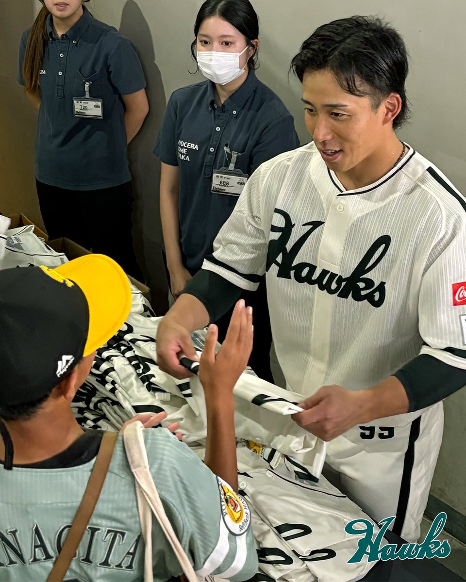HAWKS_official's tweet photo. 緑もよく似合う #野村勇 選手と #庄子雄大 選手による、南海ホークス復刻ユニフォームの手渡し&amp;ハイタッチイベントが開催されました🙌

#sbhawks
#南海ホークス https://t.co/ok7AHoRu2X