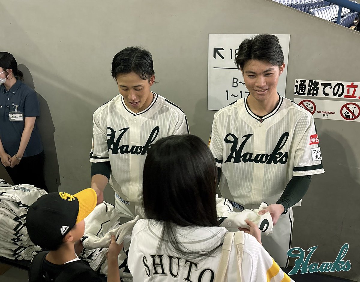 HAWKS_official's tweet photo. 緑もよく似合う #野村勇 選手と #庄子雄大 選手による、南海ホークス復刻ユニフォームの手渡し&amp;ハイタッチイベントが開催されました🙌

#sbhawks
#南海ホークス https://t.co/ok7AHoRu2X